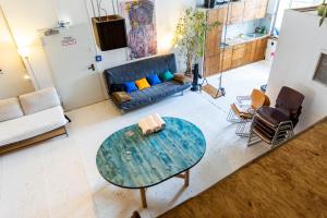 an overhead view of a living room with a table at Einzigartiges 140qm LOFT – Party ist erlaubt! in Berlin
