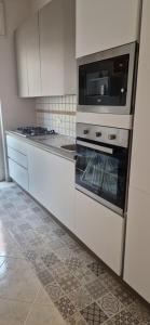 una cocina con estufa y microondas en Casa Vacanze Profumo di Mare, en Bari