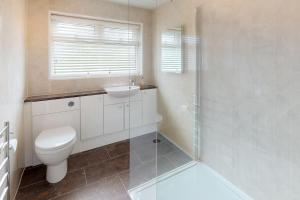 une salle de bain avec toilettes, lavabo et douche dans l'établissement 4 Glyn y Marian, à Llanbedrog