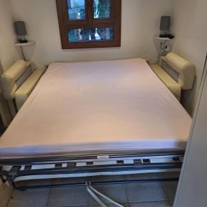 a hospital bed in a room with a window at Mazet l'olivier 2 in Saint-Martin-de-Brômes +5 photos