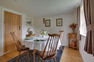 ein Esszimmer mit Tisch und Stühlen in der Unterkunft Pound Hill Cottage in Frittenden + 10 Fotos