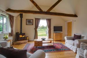 ein Wohnzimmer mit Sofa und Tisch in der Unterkunft Pound Hill Cottage in Frittenden