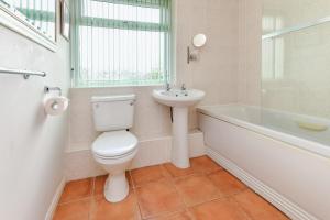 Un baño con inodoro, lavabo y bañera. en 139 Cae Du, en Abersoch 7 fotos más