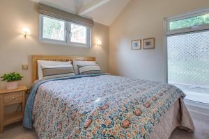 Postel nebo postele na pokoji v ubytování The Garden Cottage
