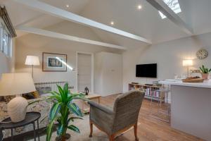 TV a/nebo společenská místnost v ubytování The Garden Cottage
