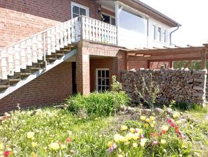 a brick house with a staircase and flowers at Schöne Fewo für Naturliebhaber in Jabel