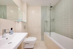 Un baño con lavabo, inodoro y bañera. en 10 Ocean Point, en Croyde 16 fotos más