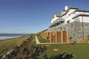 un gran edificio al lado de una playa en 10 Ocean Point, en Croyde