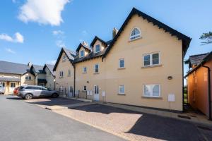una casa con un coche aparcado delante en Bay View, en Saundersfoot