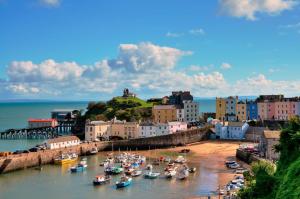 un grupo de barcos en el agua en un puerto en Bay View, en Saundersfoot 7 fotos más