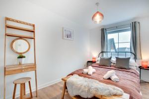 ウーラクームにあるBeach Escapeの大きなベッドと鏡のある寝室