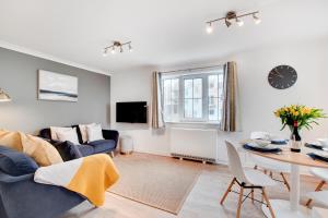 ウーラクームにあるBeach Escapeのソファとテーブルのあるリビングルーム