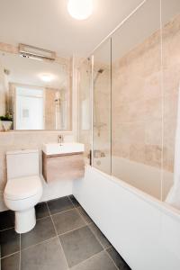 ウーラクームにあるBeach Escapeのトイレ、シャワー、洗面台を備えたバスルーム