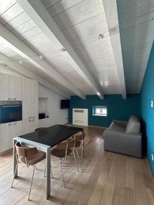 a living room with a table and chairs and a couch at al mare casa vacanza in Rossano Stazione