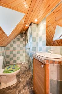 un baño con inodoro y lavabo en Coombe House Retreat, en Quethiock