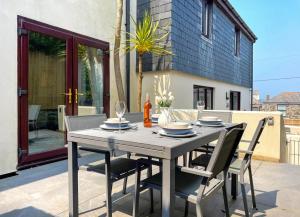 帕兹托Samphire的庭院内带桌椅的用餐室