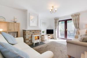 帕兹托Samphire的带白色沙发和壁炉的客厅