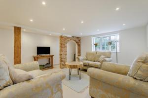 Una sala de estar con dos sofás y un televisor. en Quercus Cottage - Challock, en Leaveland
