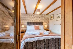 une chambre avec un grand lit dans une pièce dans l'établissement Otter Cottage at West Ashridge, à Bideford