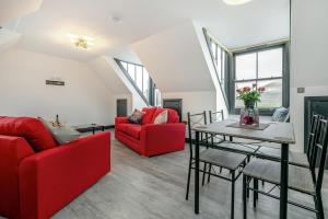 sala de estar con muebles de color rojo y mesa en Rooftop Rendezvous - St Ives, en St Ives