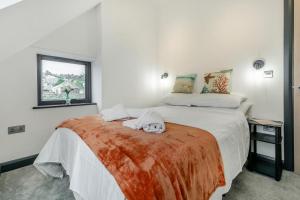 Un dormitorio con una cama con dos toallas encima. en Rooftop Rendezvous - St Ives, en St Ives