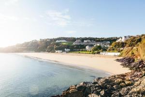 vistas a una playa con casas en una colina en Rooftop Rendezvous - St Ives, en St Ives