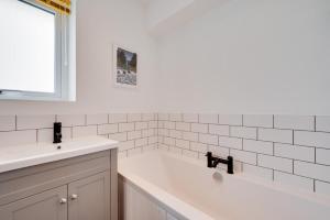 une salle de bain blanche avec une baignoire et un lavabo dans l'établissement Mor Mynydd, à Barmouth 11 autres photos