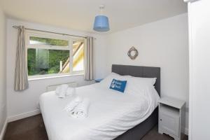 Ένα ή περισσότερα κρεβάτια σε δωμάτιο στο High Tide