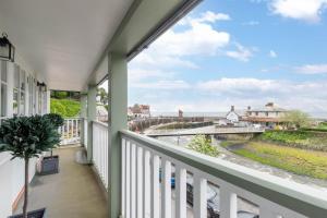 un balcón con vista al mar en Ocean View, en Lynmouth
