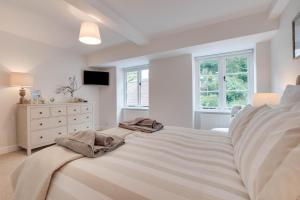 1 dormitorio blanco con 1 cama y vestidor en Ocean View, en Lynmouth