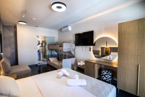 a hotel room with a bed with two towels at Papagalakia Resort & Apartments in Aiándion