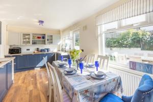 een keuken en eetkamer met een tafel en stoelen bij Soundwaves House in Bude