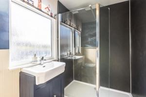 een badkamer met wastafel en douche bij Soundwaves House in Bude +26 foto's