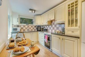 Kuchyň nebo kuchyňský kout v ubytování 2 Bed in Looe oc-l30026 + 12 fotografií