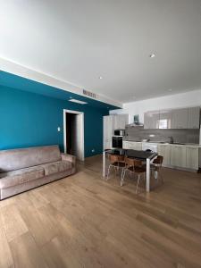 a living room with a couch and a table at al mare casa vacanza in Rossano Stazione