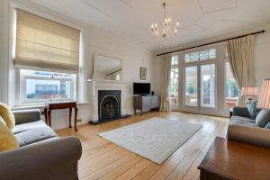 ein Wohnzimmer mit Sofa und Kamin in der Unterkunft Number 46 in Whitstable