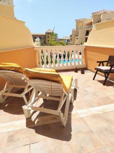 un patio con tavolo e sedie su un balcone di Casa Girasol a Los Cristianos