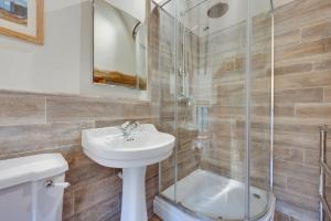 een badkamer met een wastafel, een toilet en een douche bij Birdsong Barn in Westfield +16 foto's