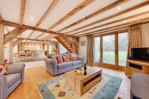 een woonkamer met twee banken en een tv bij Birdsong Barn in Westfield