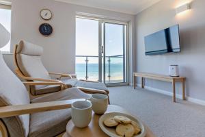 Una sala de estar con vista al mar. en Flat 9 Clifton Court, en Croyde