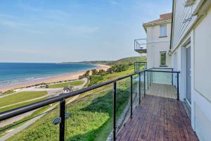 un balcón con vista a la playa en Flat 9 Clifton Court, en Croyde