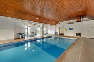 una gran piscina con techo de madera en Flat 9 Clifton Court, en Croyde