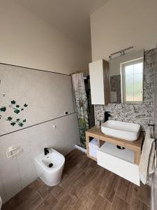 フィウミチーノにあるAirport view homeの白い洗面台とトイレのあるバスルーム