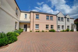 a large house with a brick driveway at Golden Beach in Woolacombe