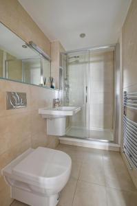 Un baño con inodoro, lavabo y ducha. en 2 Ocean Point, en Braunton