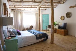 una camera da letto con un letto e una televisione di SutarHouse 