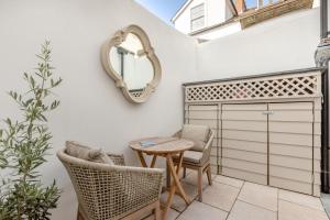 アップルドアにある3 Bed in Appledore oc-t32810の小さなパティオ(テーブル、椅子、鏡付)