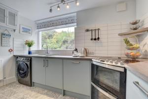 Nhà bếp/bếp nhỏ tại Sandunes Annex Woolacombe +14 ảnh