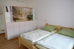 a small room with a bed and a book shelf at Beim Stadttor in Belgern