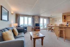 una sala de estar con un sofá y una mesa en Flat 24 Clifton Court, en Croyde
